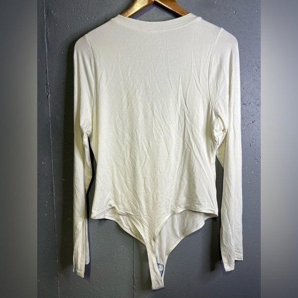 GOOD AMERICAN Deep V Henley Bodysuit in Offwhite.  Size 4/XL - Picture 3 of 9